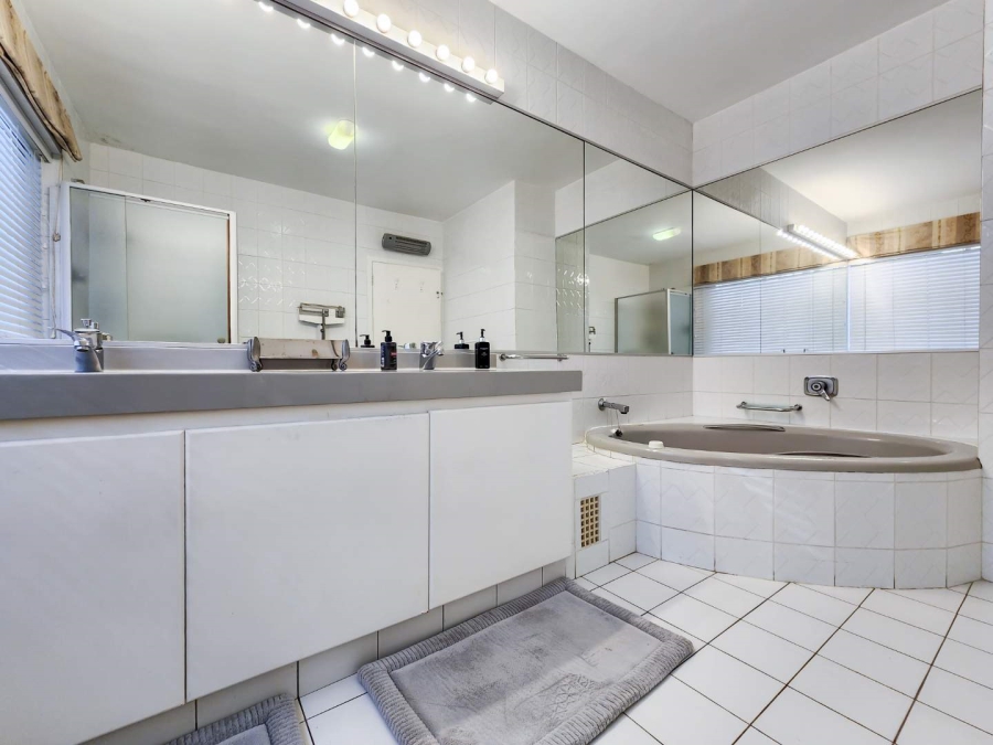 3 Bedroom Property for Sale in Sea Point Western Cape